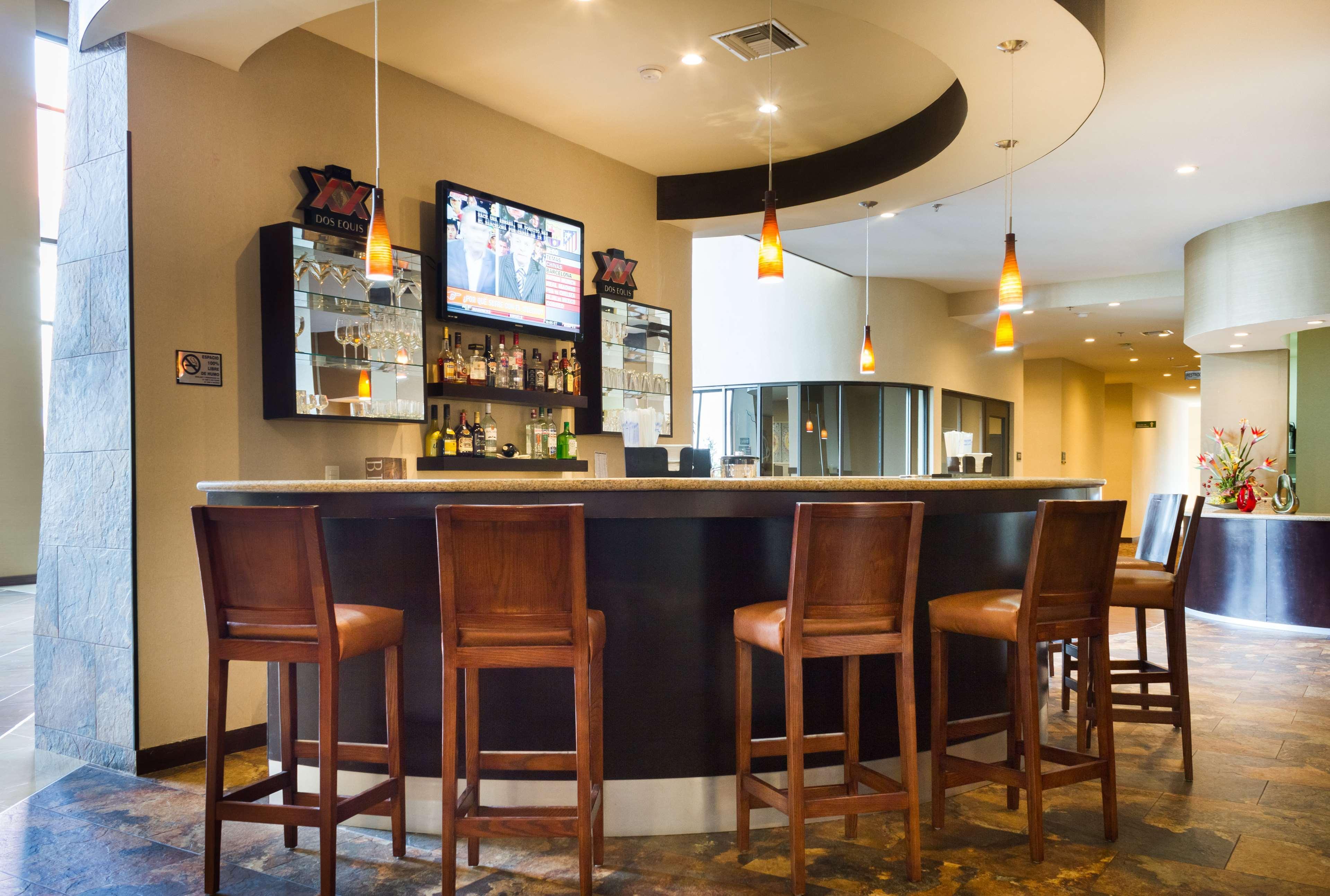 Best Western Premier Monterrey Aeropuerto Apodaca Bagian luar foto The bar at the Westin