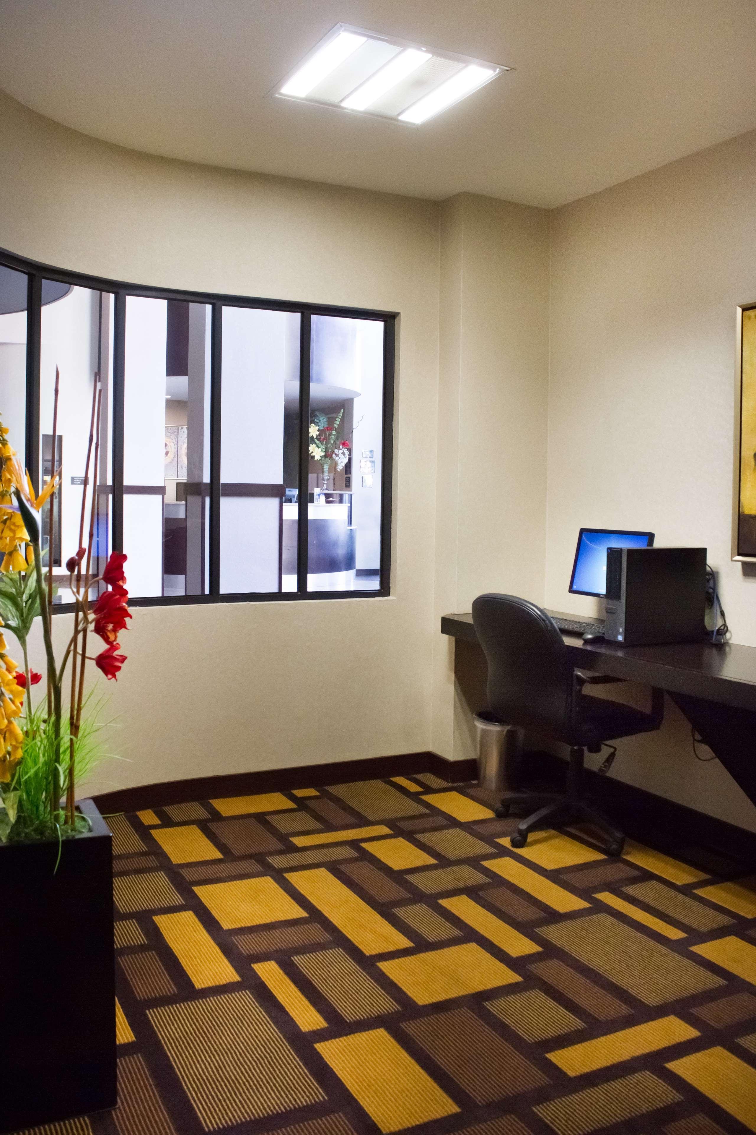 Best Western Premier Monterrey Aeropuerto Apodaca Bagian luar foto Business center at the Hilton Garden Inn