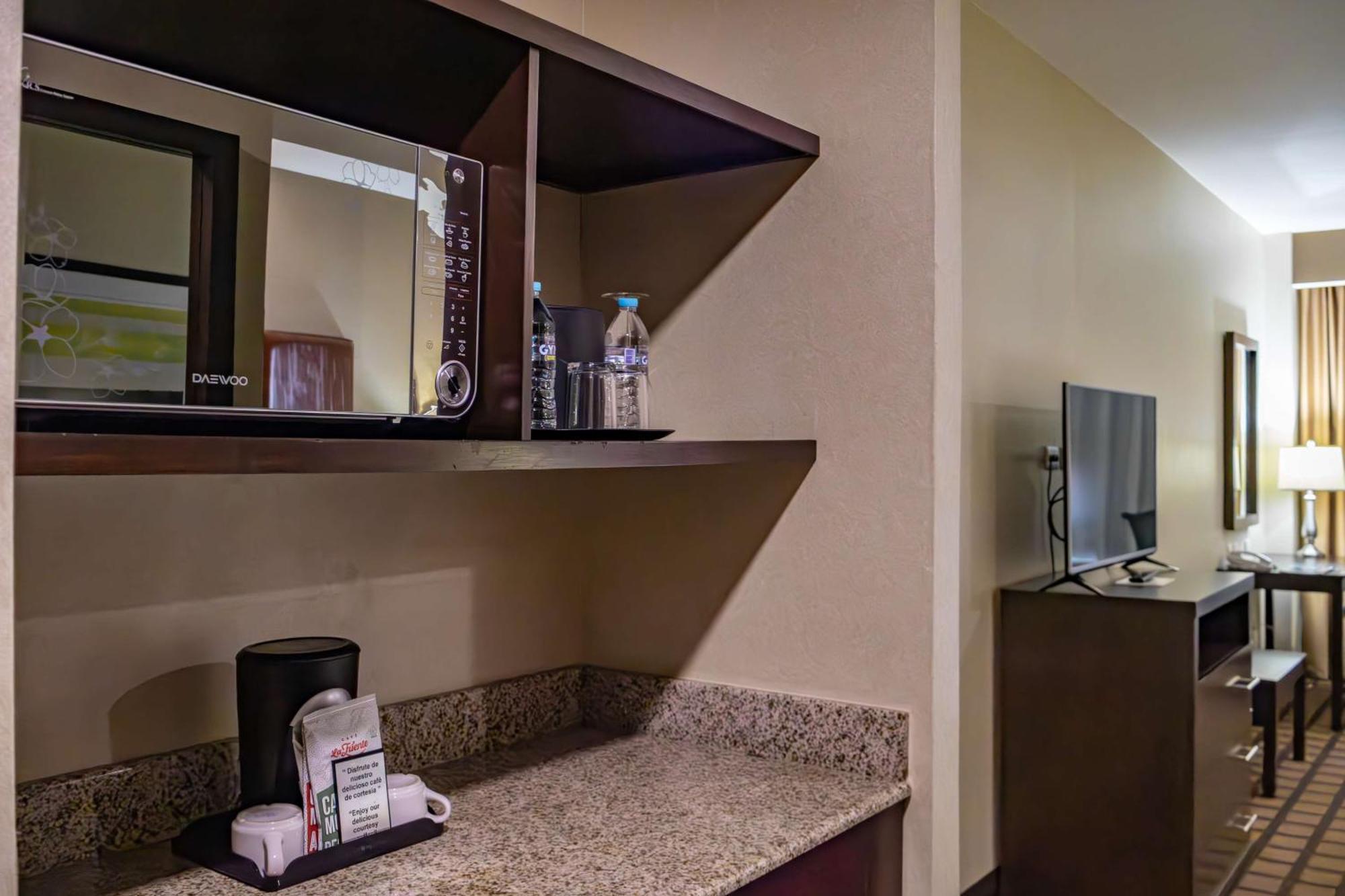Best Western Premier Monterrey Aeropuerto Apodaca Bagian luar foto A microwave in a hotel room