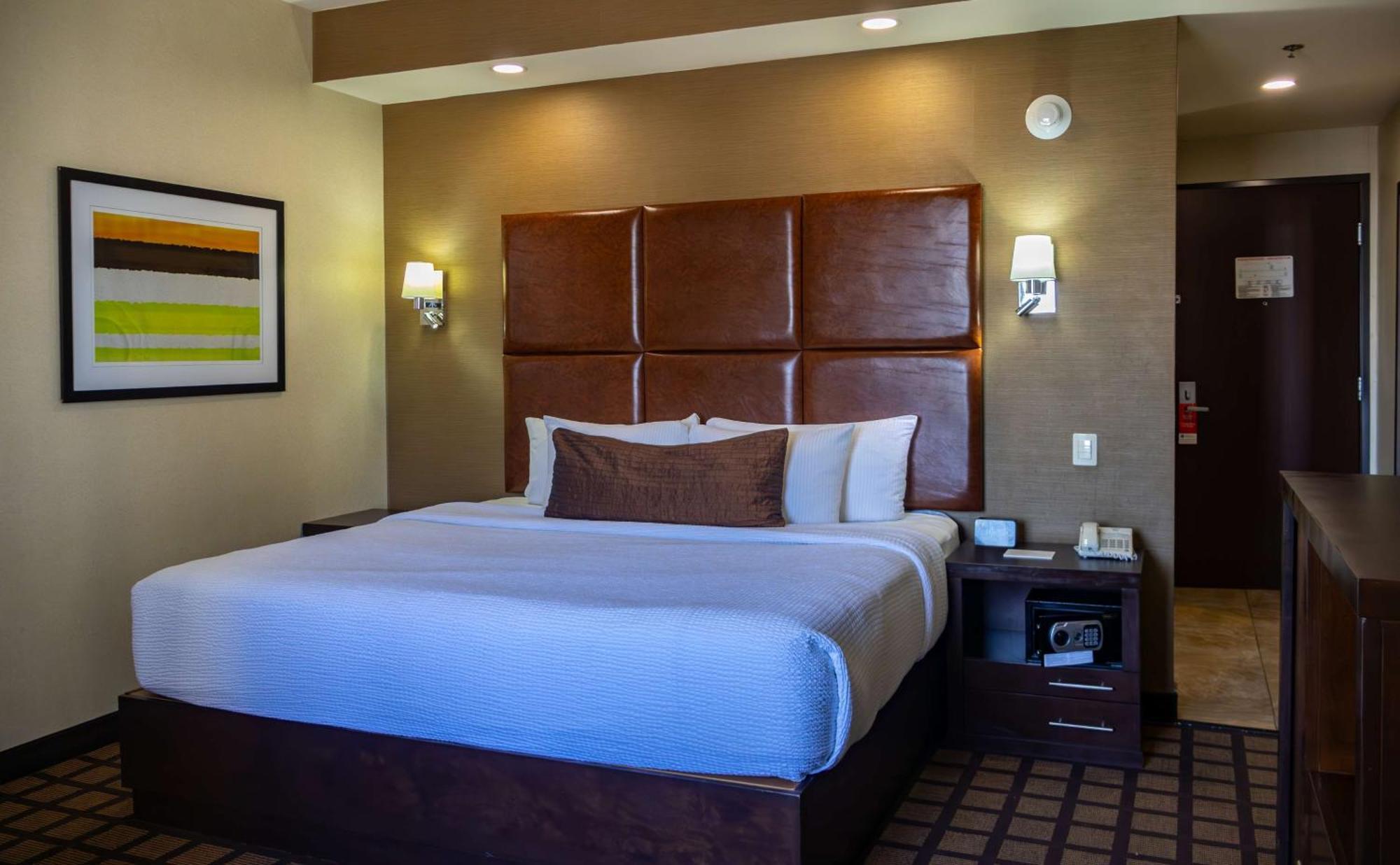 Best Western Premier Monterrey Aeropuerto Apodaca Bagian luar foto A typical room at the Hilton Garden Inn