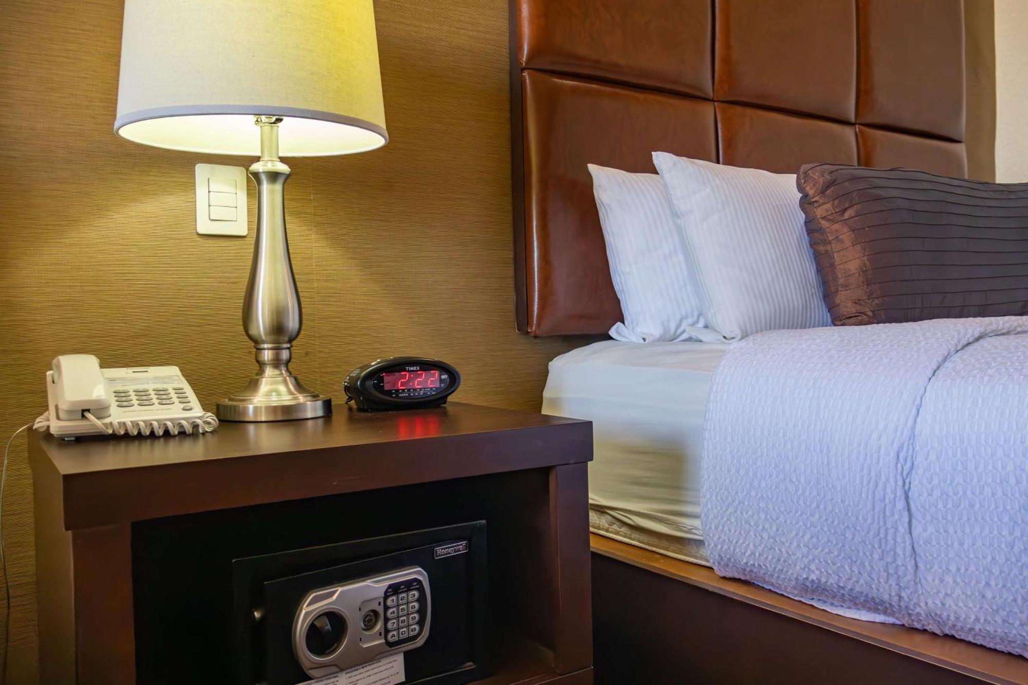 Best Western Premier Monterrey Aeropuerto Apodaca Bagian luar foto A safe in a hotel room