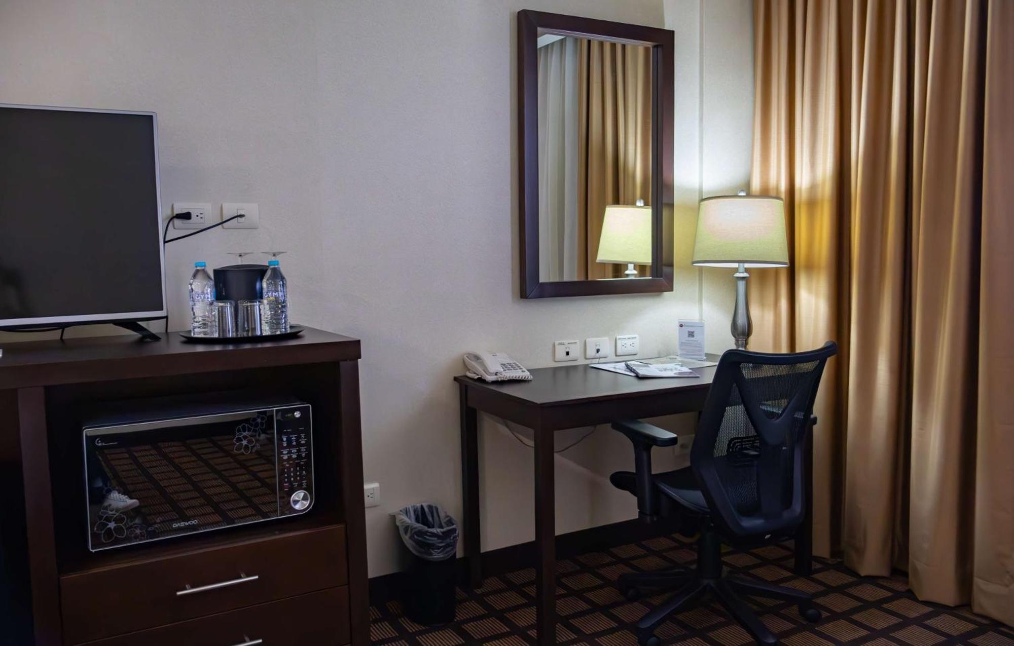 Best Western Premier Monterrey Aeropuerto Apodaca Bagian luar foto A typical room at the hotel