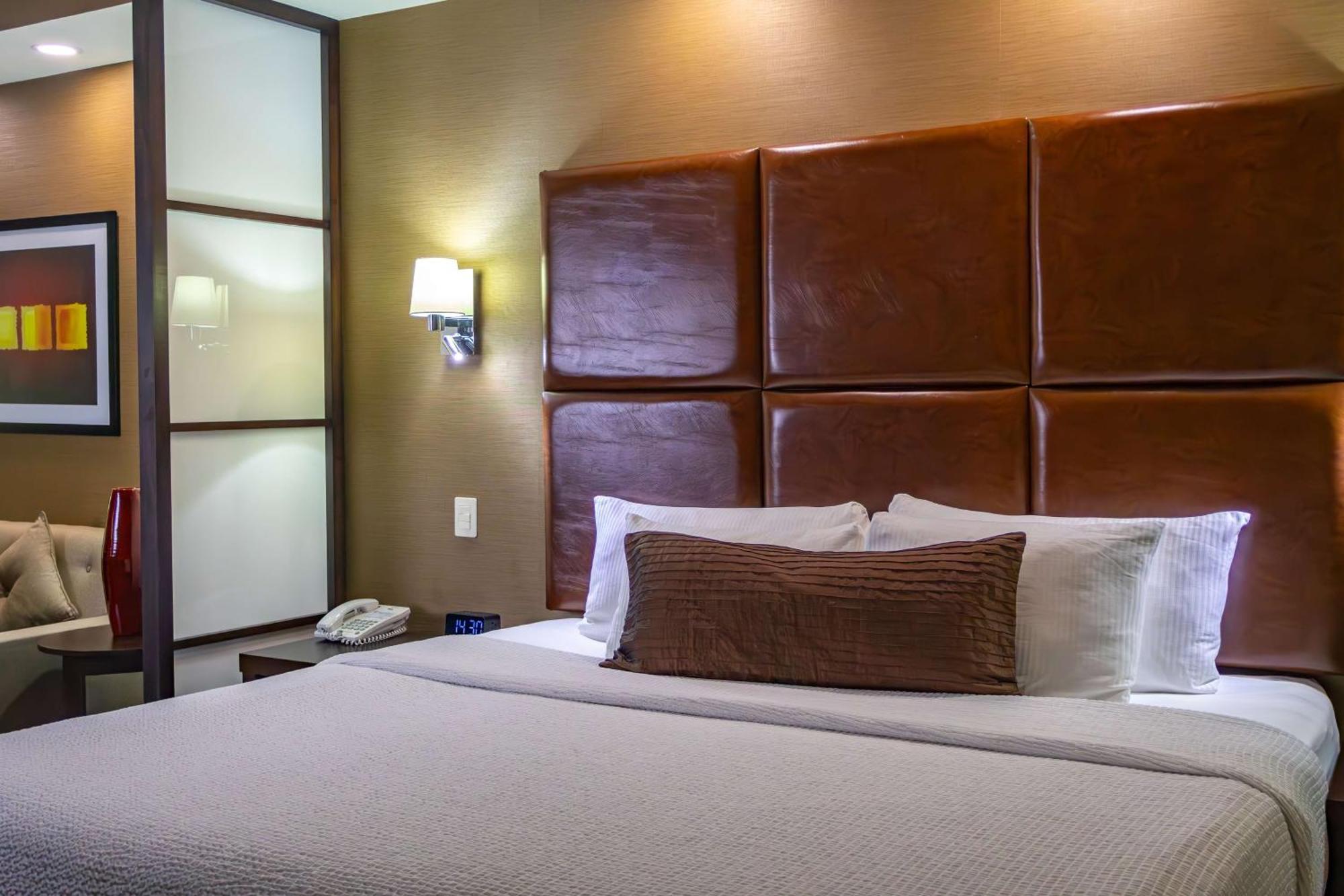 Best Western Premier Monterrey Aeropuerto Apodaca Bagian luar foto A typical bedroom at the Residence Inn