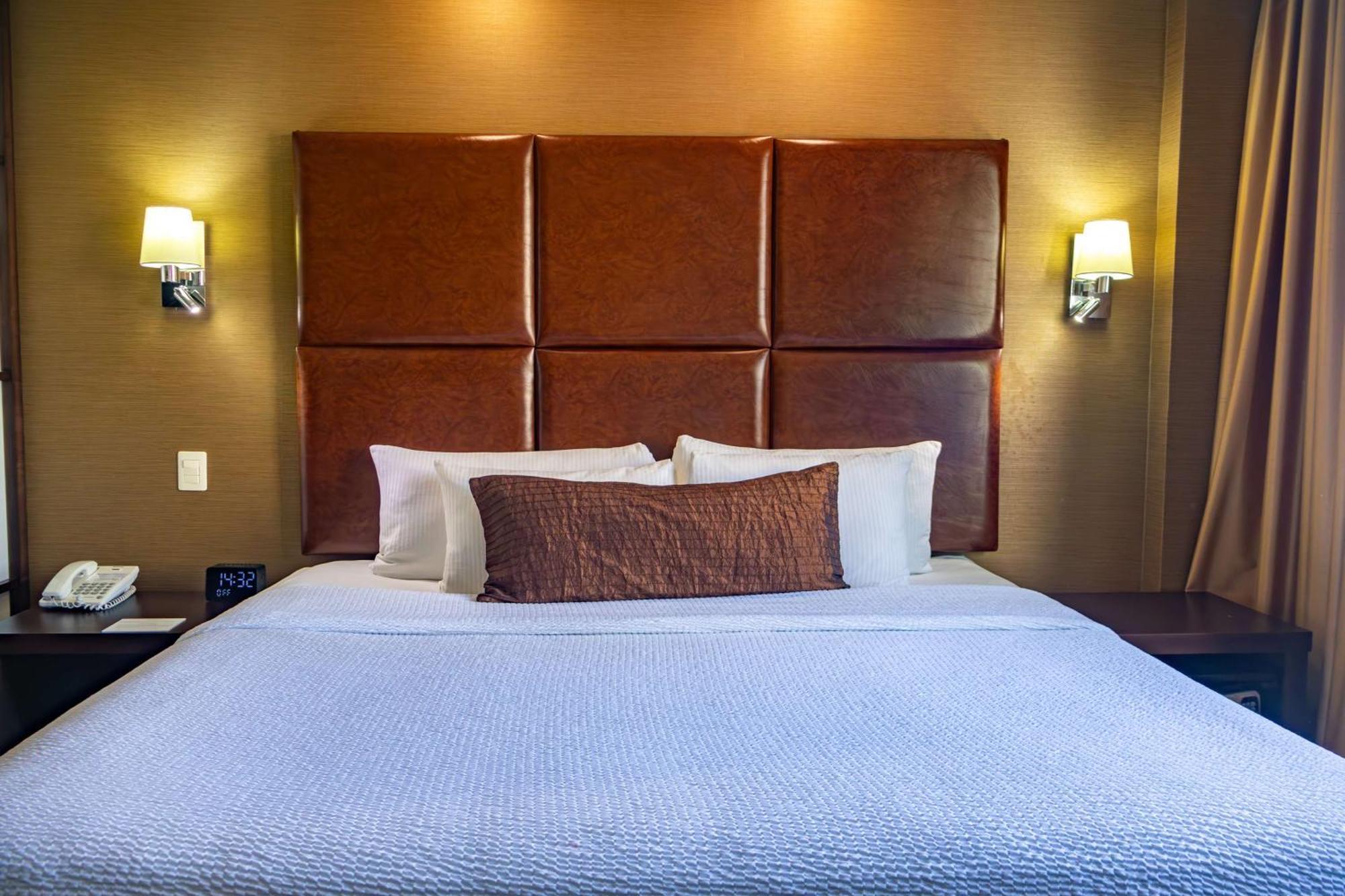 Best Western Premier Monterrey Aeropuerto Apodaca Bagian luar foto A bed