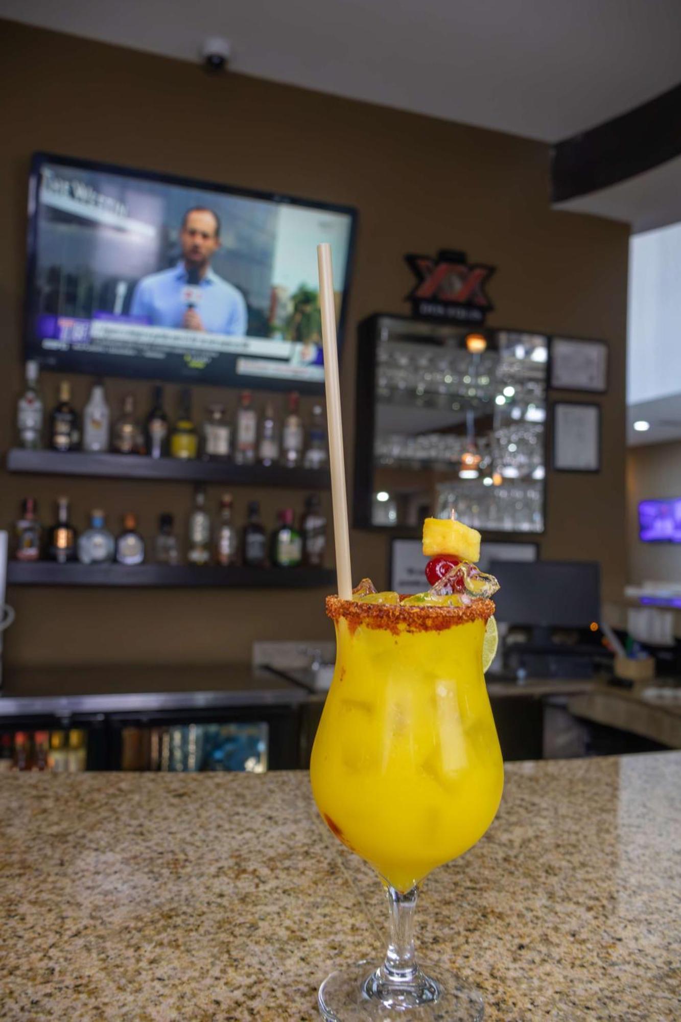 Best Western Premier Monterrey Aeropuerto Apodaca Bagian luar foto A mango margarita