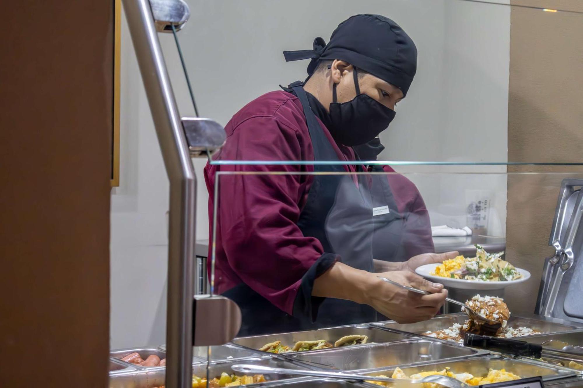 Best Western Premier Monterrey Aeropuerto Apodaca Bagian luar foto A cook wearing a face mask at a hospital in New York City