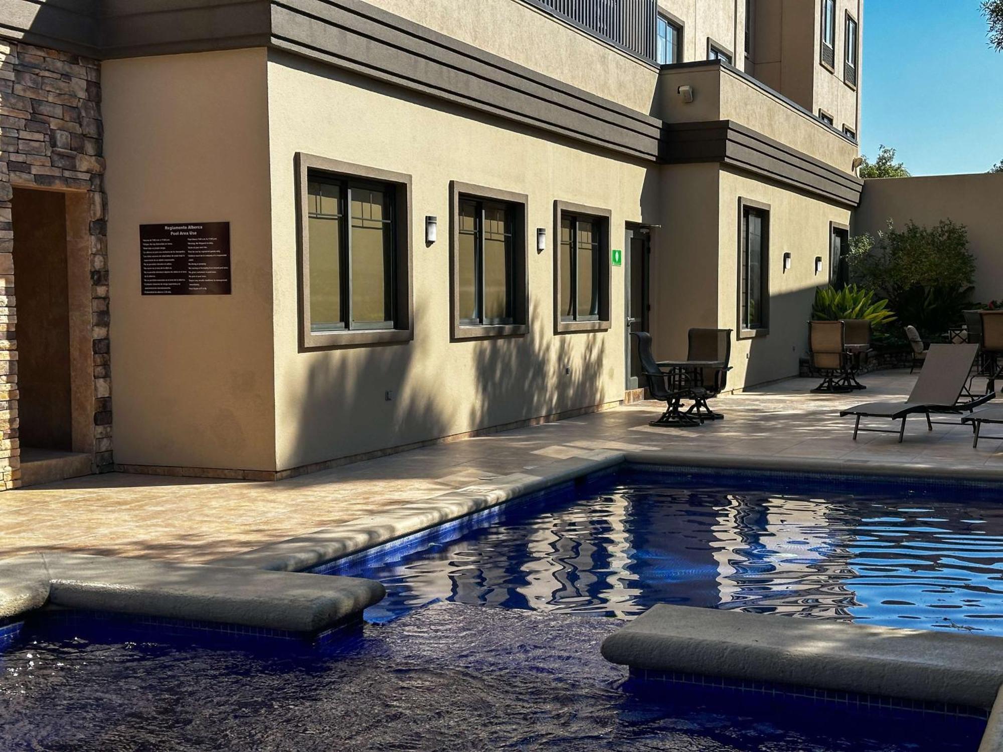 Best Western Premier Monterrey Aeropuerto Apodaca Bagian luar foto The pool at the hotel