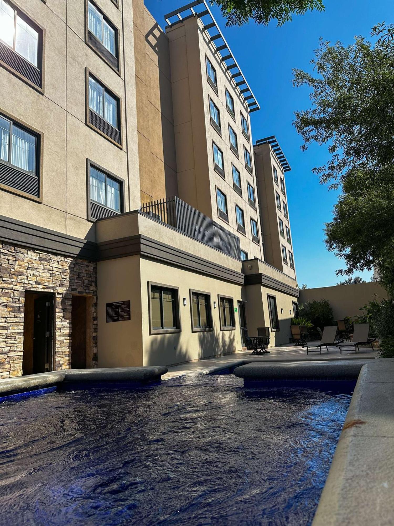 Best Western Premier Monterrey Aeropuerto Apodaca Bagian luar foto The hotel's exterior