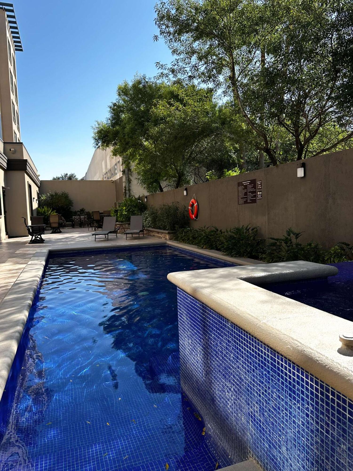 Best Western Premier Monterrey Aeropuerto Apodaca Bagian luar foto Swimming pool at the hotel