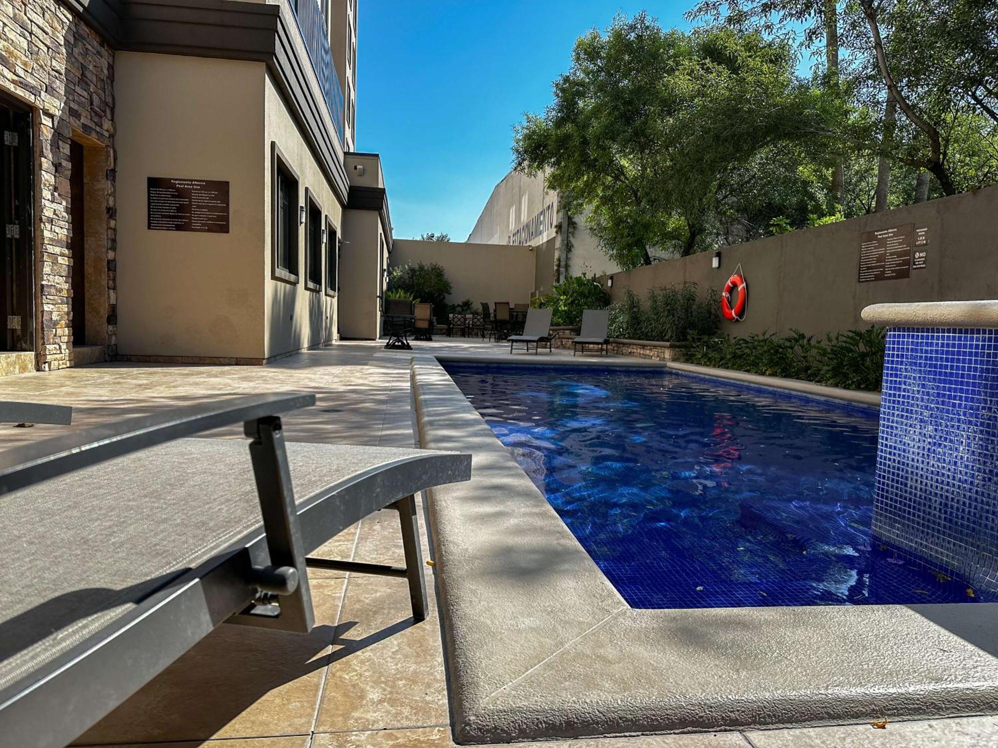 Best Western Premier Monterrey Aeropuerto Apodaca Bagian luar foto Swimming pool at the hotel